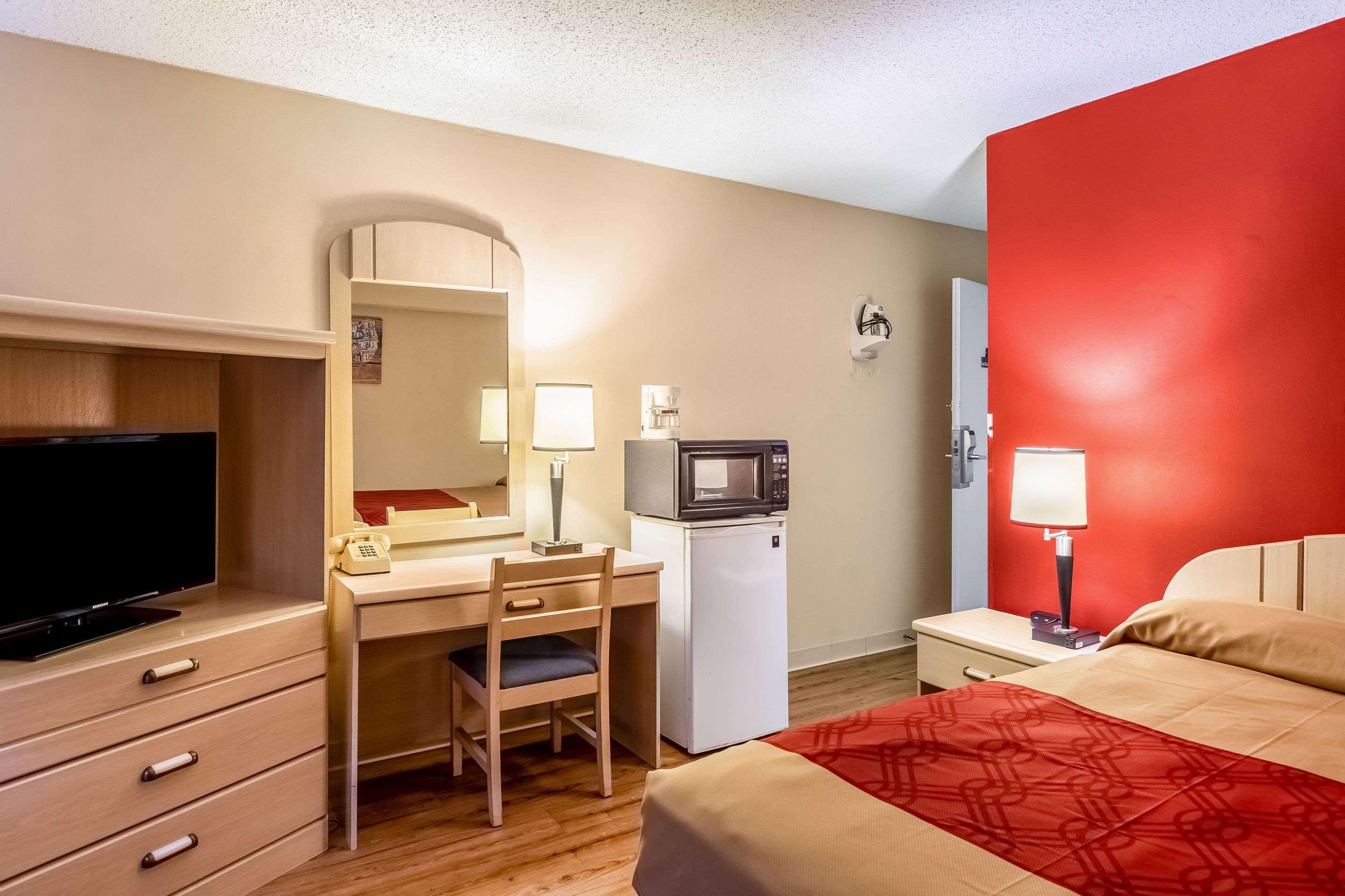 Econo Lodge East Staunton Exterior photo