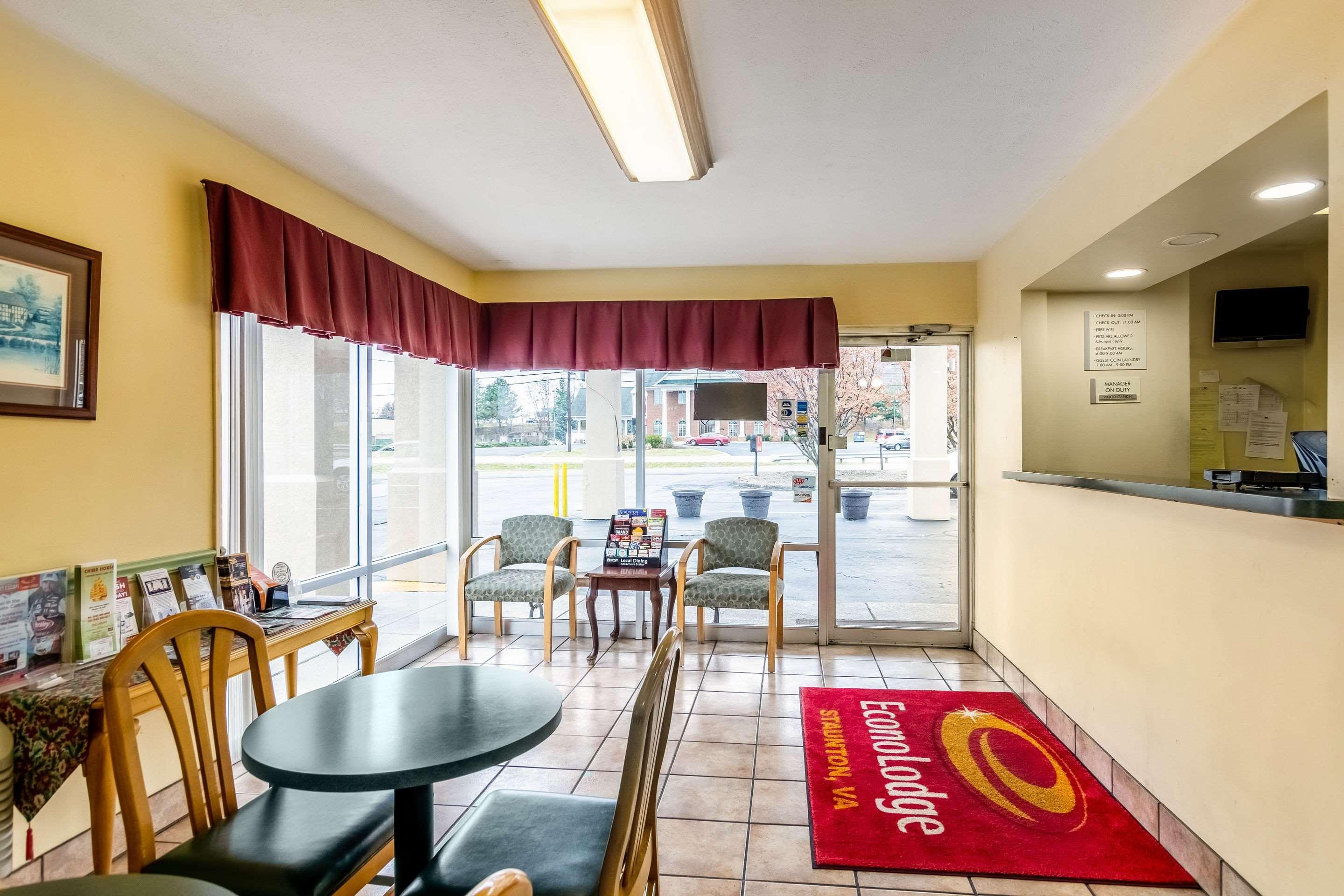 Econo Lodge East Staunton Exterior photo