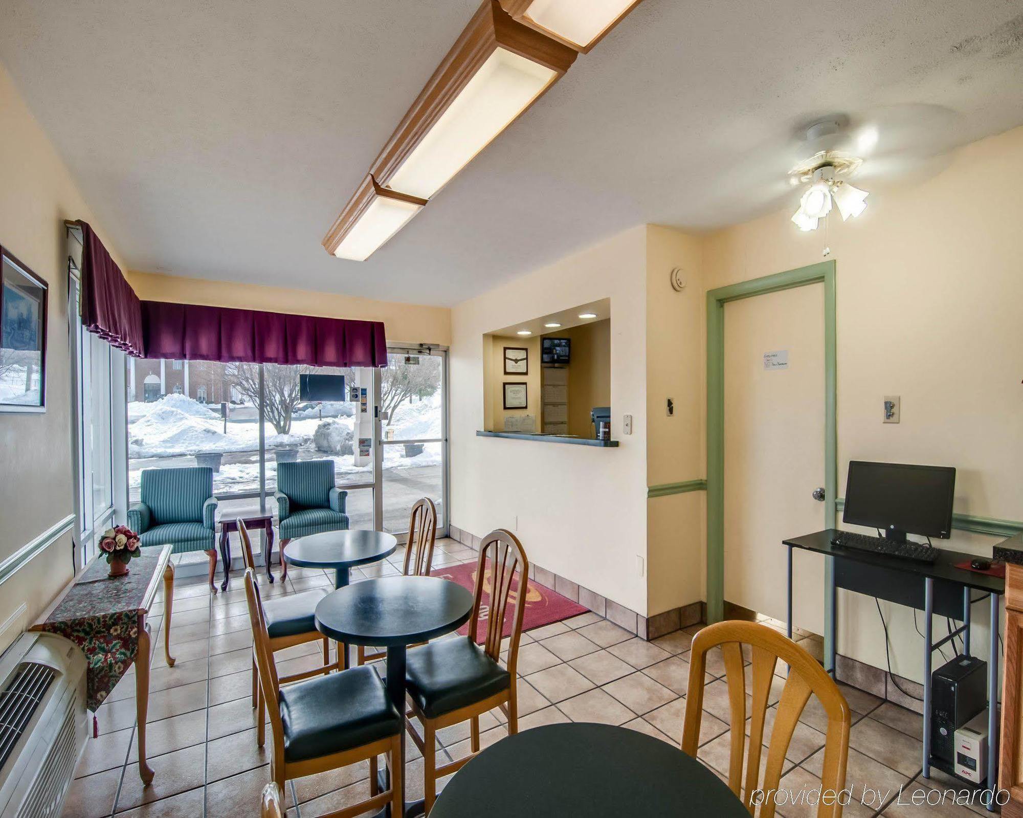 Econo Lodge East Staunton Exterior photo