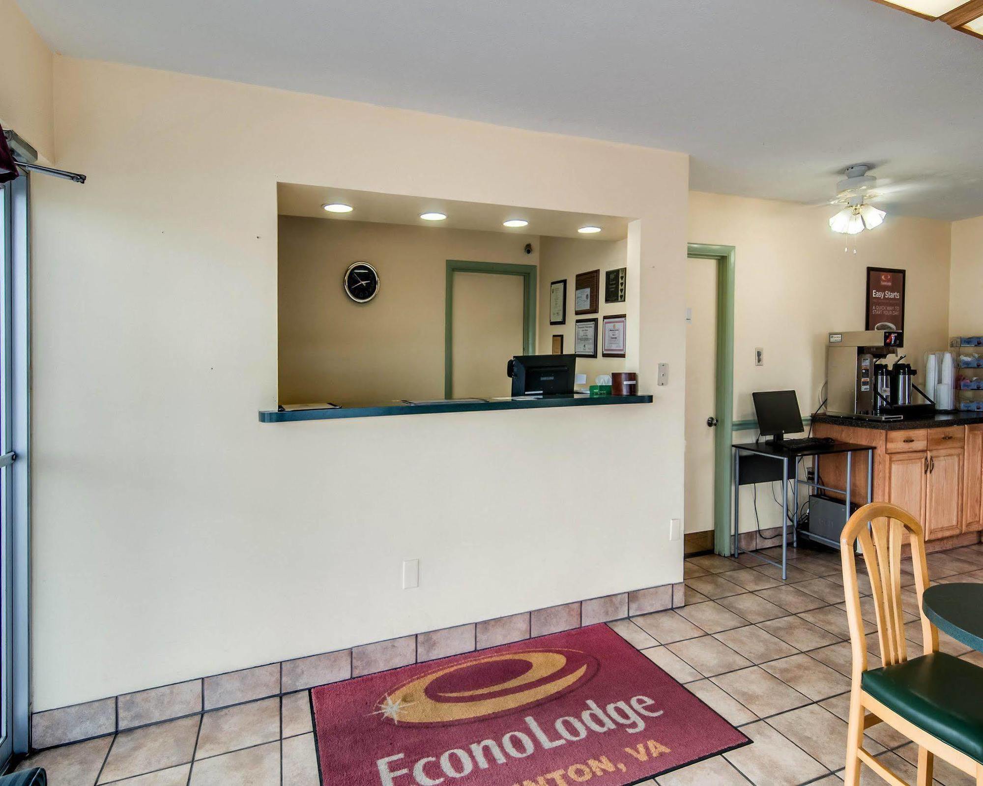 Econo Lodge East Staunton Exterior photo