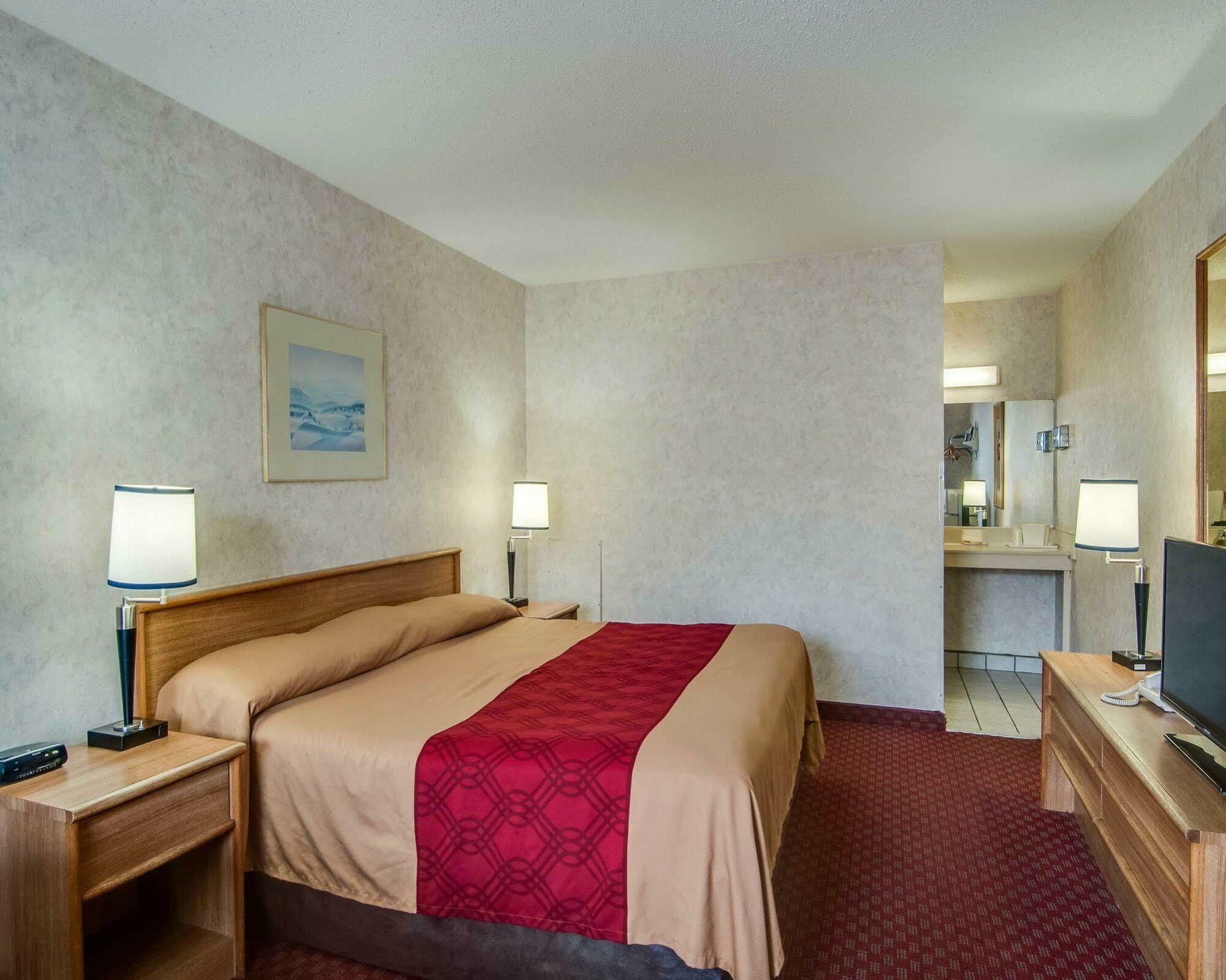 Econo Lodge East Staunton Exterior photo
